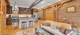 Light-Filled Loft on Abingdon’s Main Street.  Sleeps 4, Walk Everywhere