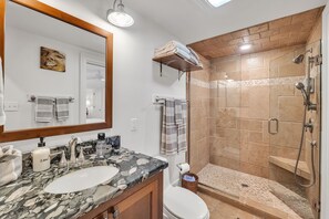 Douche, sĂšche-cheveux, serviettes fournies, savon