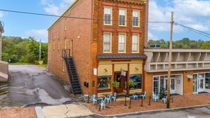 Unclassified image, 3 of 15, button - Light-Filled Loft on Abingdon’s Main Street.  Sleeps 4, Walk Everywhere (Abingdon)