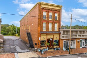 Exterior - Top-Floor Loft on Main Street · Walk to Dining, Courthouse, Theatre (Abingdon)