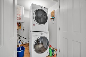 Interior - Top-Floor Loft on Main Street · Walk to Dining, Courthouse, Theatre (Abingdon)