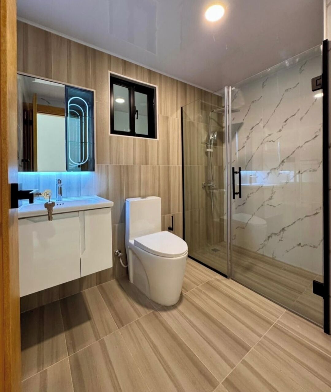 Dusche, Handtücher, Seife, Toilettenpapier