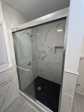 Shower, hair dryer, towels, soap - Luxury Country Club Living (Burlington)