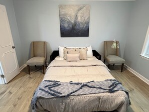 Iron/ironing board, WiFi, bed sheets - Luxury Country Club Living (Burlington)