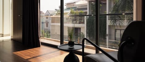 Studio Standard, balcon, vue ville | Coin séjour