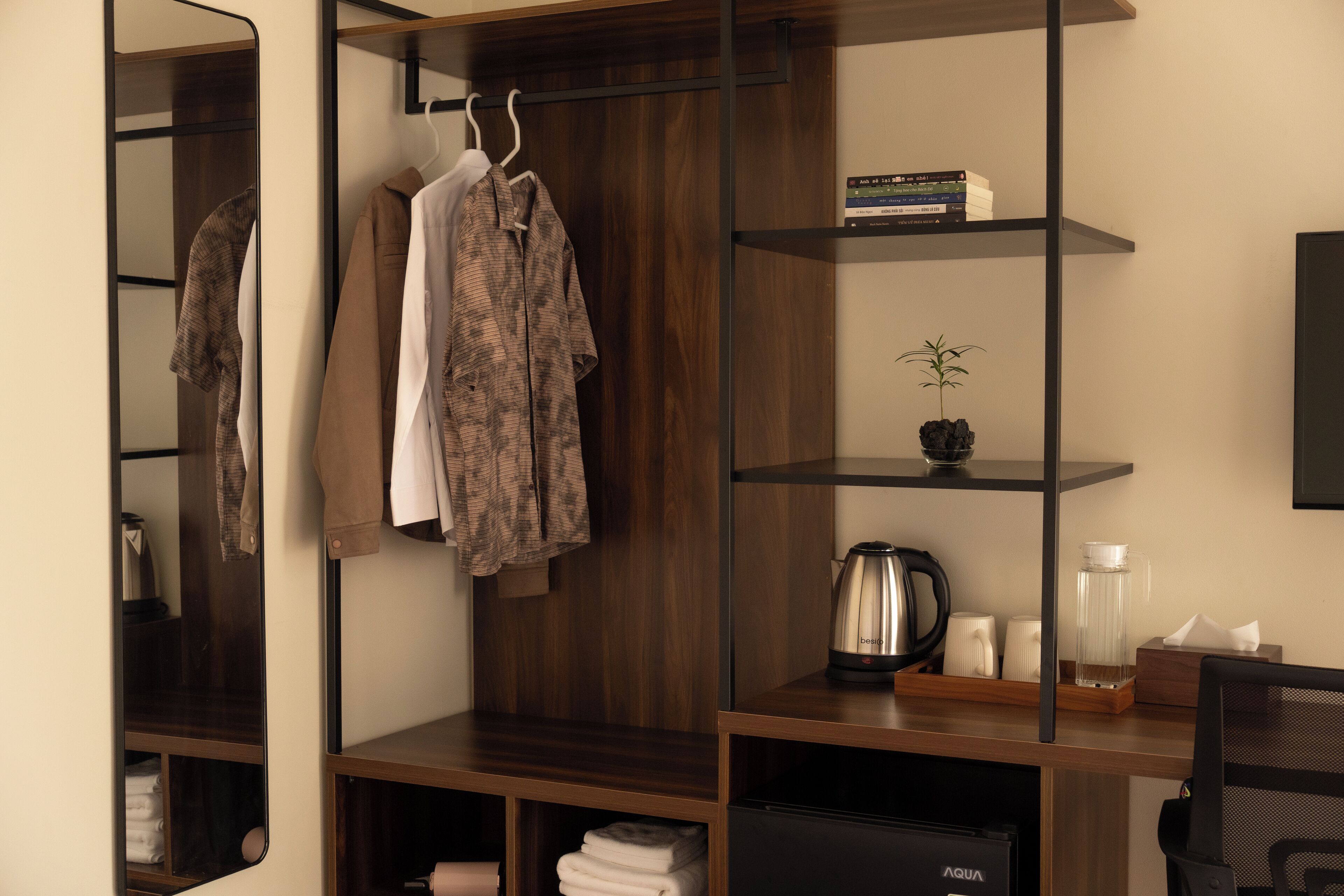 Studio – standard, balkong, byutsikt | Oppholdsområde | Smart-TV og printere