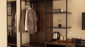 Una habitación moderna con armario, estanterías y escritorio.