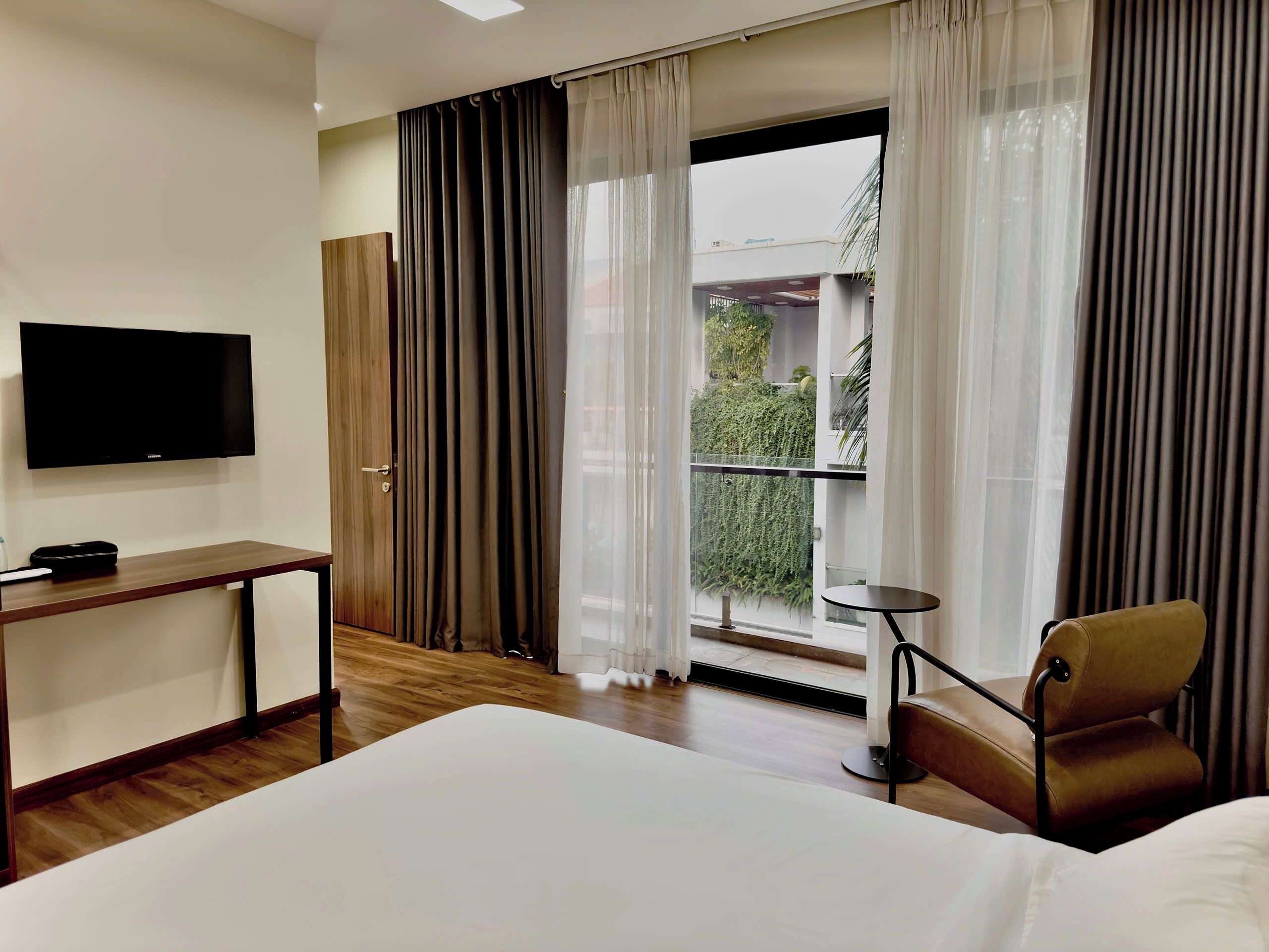 Studio Standard, balcon, vue ville | Bureau, espace de travail pour ordinateur portable, rideaux occultants