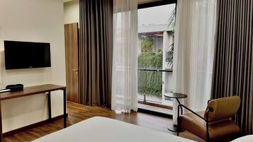 Estúdio standard, sacada, vista para a cidade | Escrivaninha, espaço de trabalho para notebook, cortinas blackout