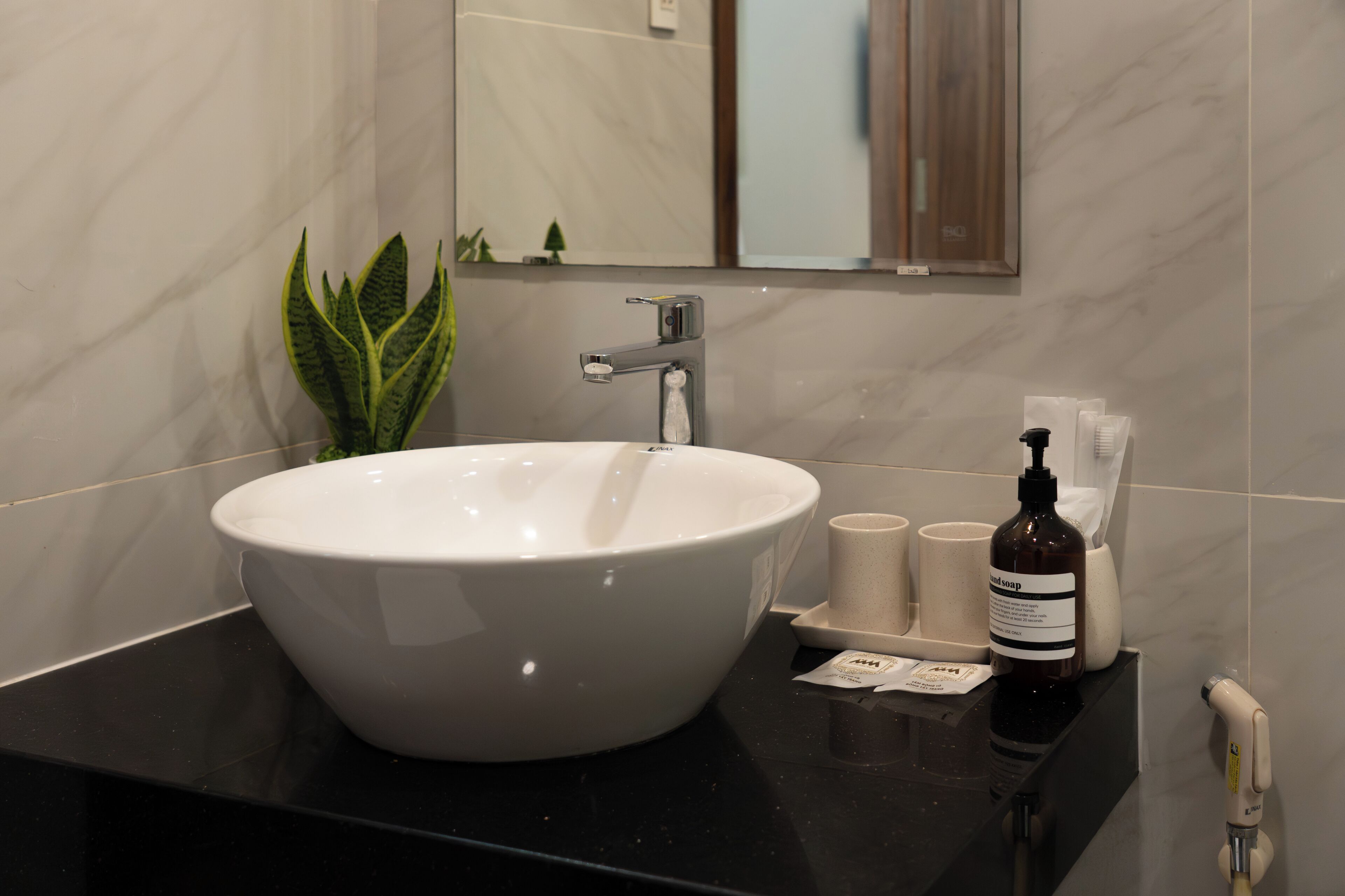 Shower, hydromassage showerhead, free toiletries, hair dryer