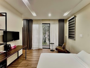 Standard Studio, Balcony, City View | Desk, laptop workspace, blackout drapes, soundproofing - Lam Living (Ho Chi Minh City)