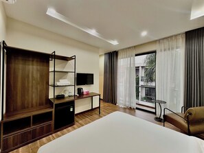 Studio Standard, balcon, vue ville | Bureau, espace de travail pour ordinateur portable, rideaux occultants