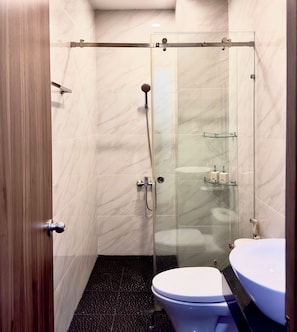 Standard Studio, Balcony, City View | Bathroom | Free toiletries, hair dryer, slippers, towels - Lam Living (Ho Chi Minh City)