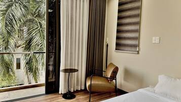 Estúdio standard, sacada, vista para a cidade | Escrivaninha, espaço de trabalho para notebook, cortinas blackout