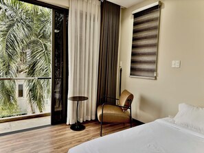 Studio Standard, balcon, vue ville | Bureau, espace de travail pour ordinateur portable, rideaux occultants