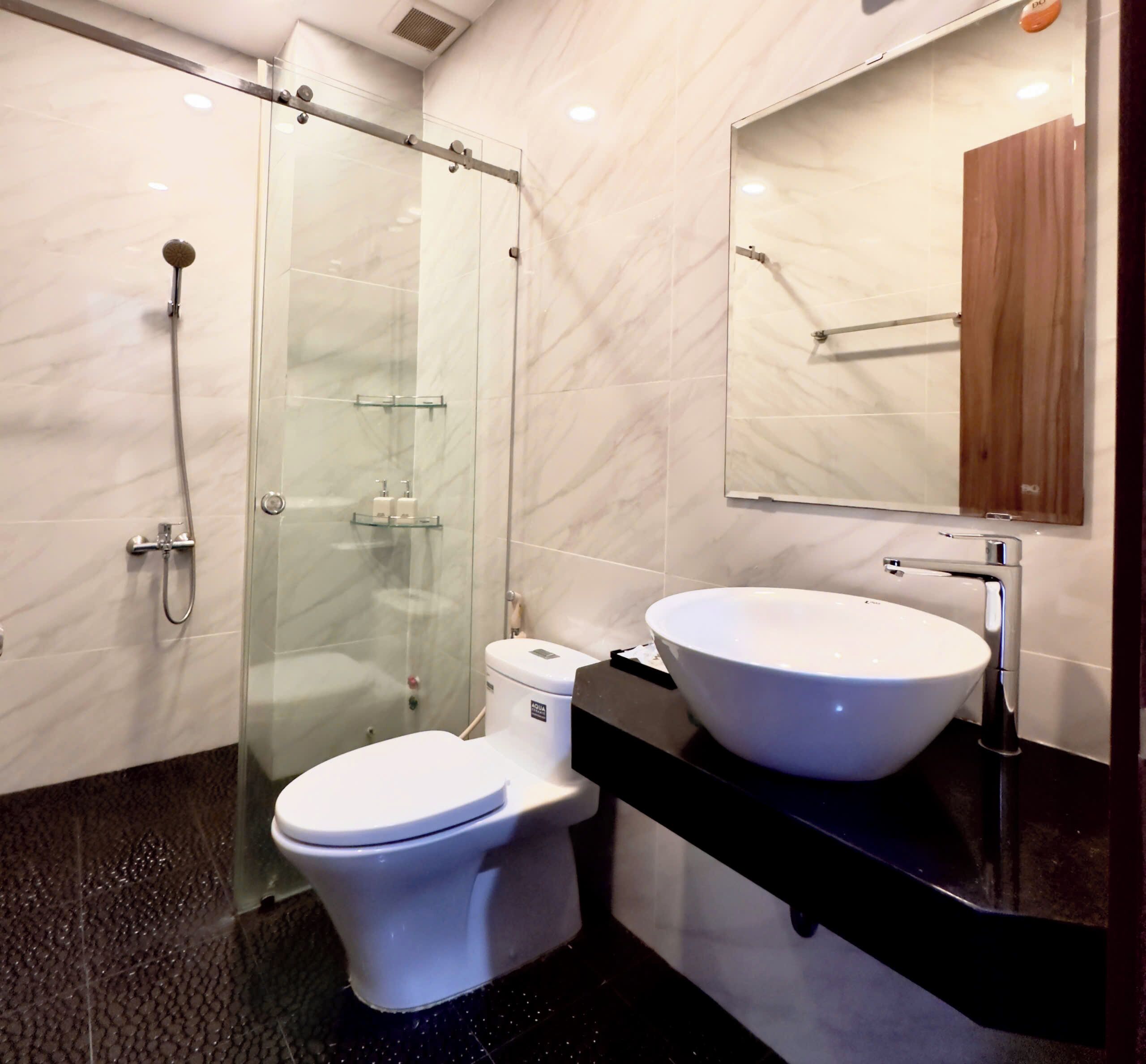 Studio Standard, balcon, vue ville | Salle de bain | Articles de toilette gratuits, sèche-cheveux, chaussons