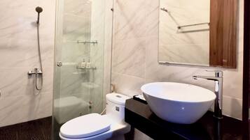 Estúdio standard, sacada, vista para a cidade | Banheiro | Produtos de toalete grátis, secador de cabelo, chinelos