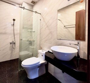 Studio Standard, balcon, vue ville | Salle de bain | Articles de toilette gratuits, sèche-cheveux, chaussons