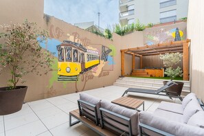 Estúdio (Studio with Terrace) | Sala de estar | Smart TV 36 polegadas com canais digitais