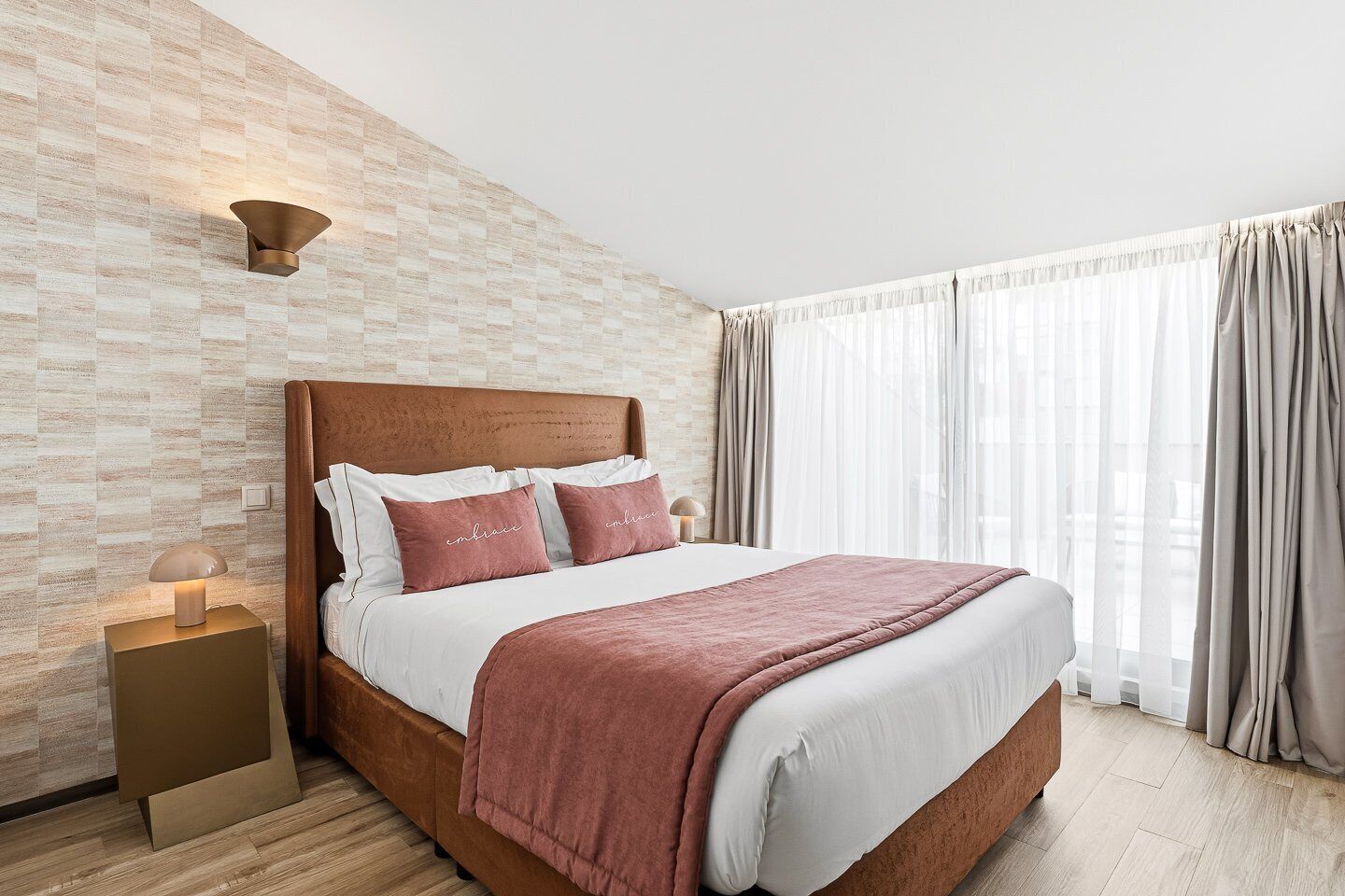 Studio (Duplex Studio) | Individuelt dekorert, skrivebord for bærbar PC og strykejern/-brett