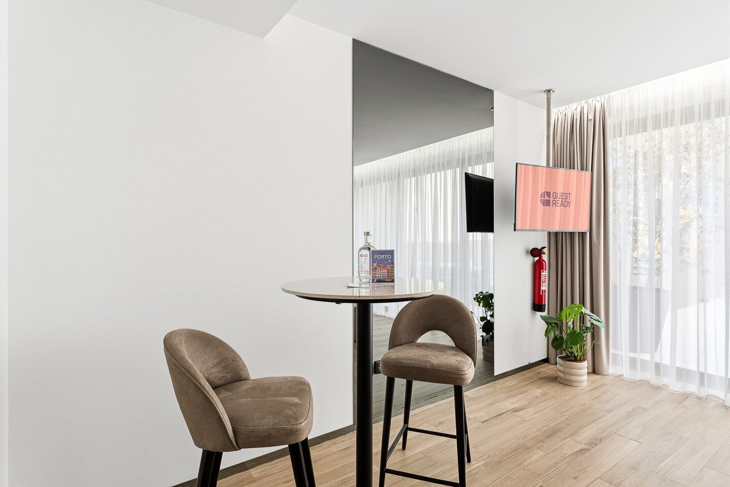 Estudio (Studio with Terrace) | Decoración individual y espacio para trabajar con un portátil