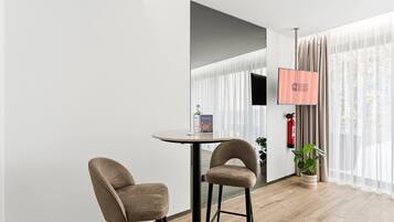 Estudio (Studio with Terrace) | Decoración individual y espacio para trabajar con un portátil