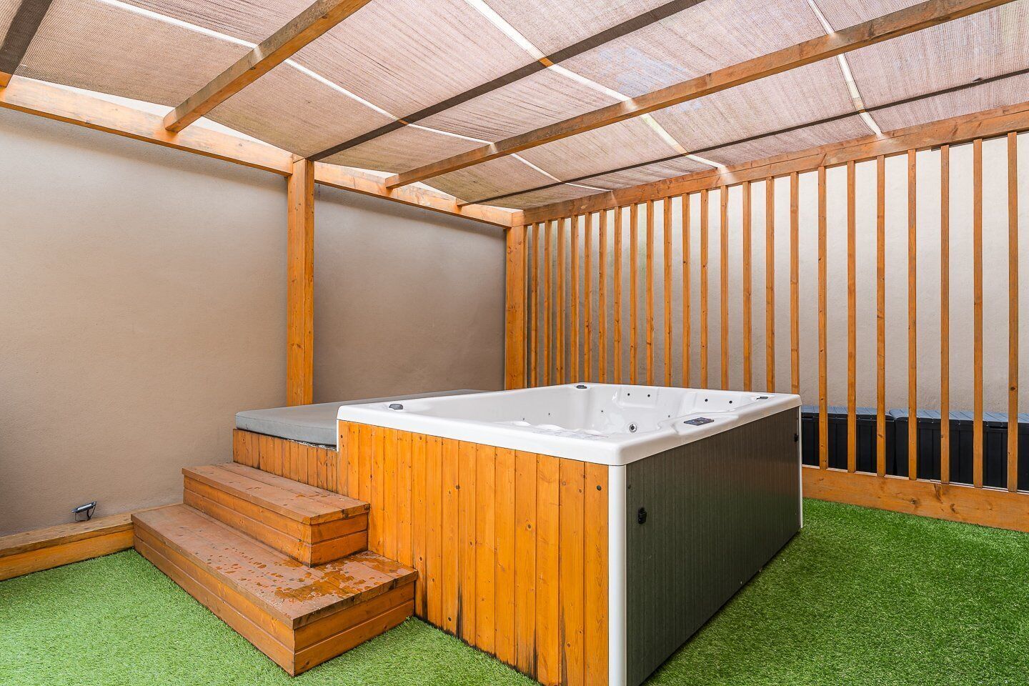 Studio (Studio with Terrace) | Individuelt dekorert, skrivebord for bærbar PC og strykejern/-brett