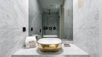 Monolocale (Standard Studio) | Bagno | Doccia, asciugacapelli, asciugamani, sapone