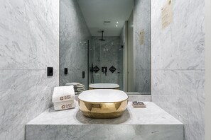 Estudio (Standard Studio) | Baño | Ducha, secador de pelo, toallas y jabón