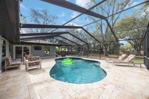Una piscina al aire libre, una piscina climatizada