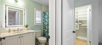Green Escape · 1-Acre Private Oasis · Screened Pool · 5 Min to Lakewood Ranch