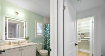 Green Escape · 1-Acre Private Oasis · Screened Pool · 5 Min to Lakewood Ranch