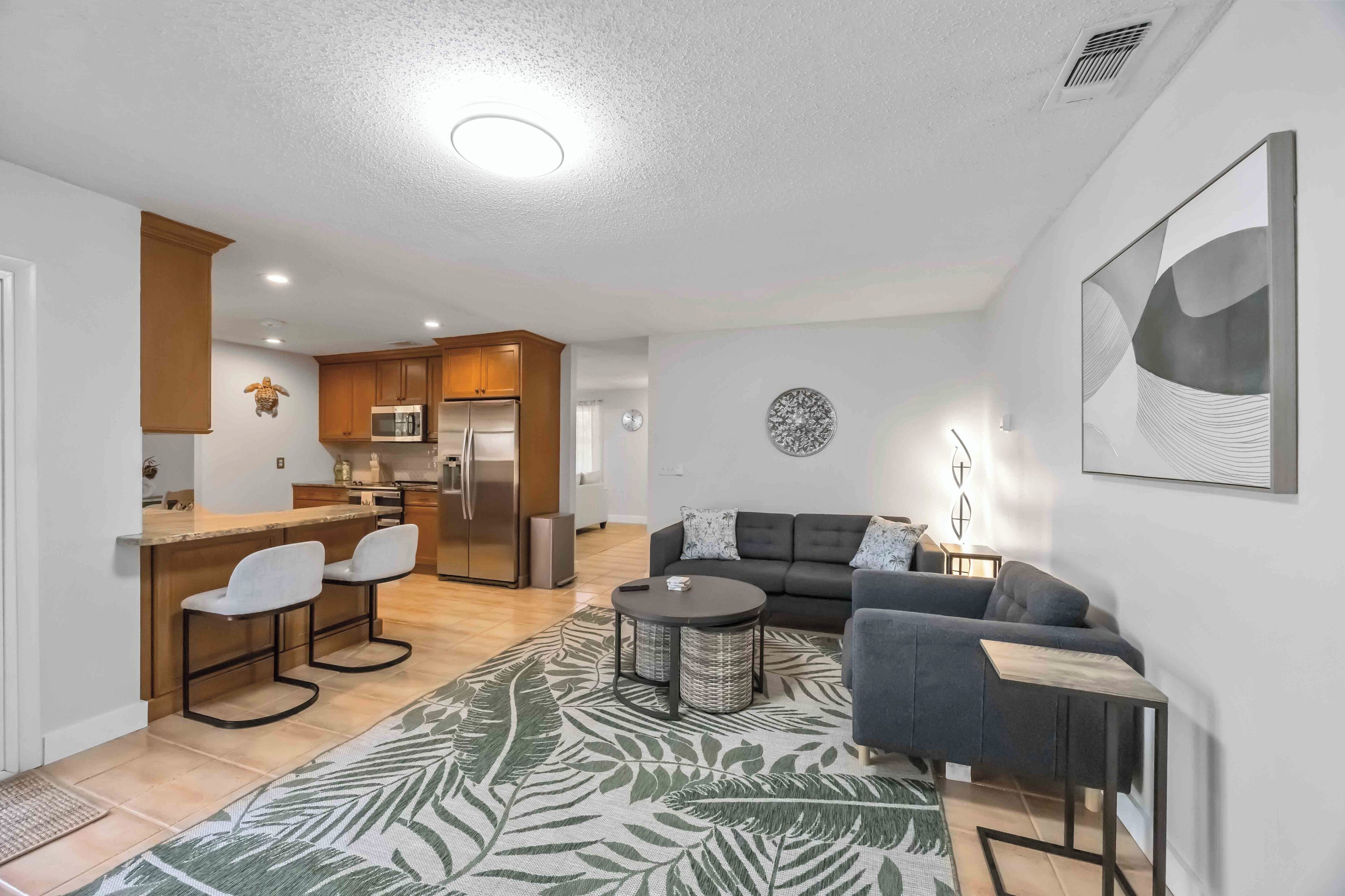 Un apartamento moderno con cocina, comedor y sala de estar.