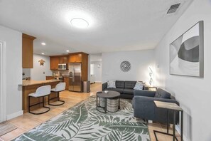 Smart TV - 3-bedroom pool house on a acre w fenced yard - UTC, IMG, Lakewood Ranch & beach (Bradenton)