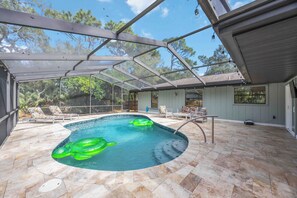 Una piscina al aire libre, una piscina climatizada