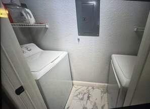 Secador de pelo, toallas, jabón y papel higiénico