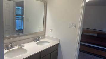 Toallas, jabón y papel higiénico