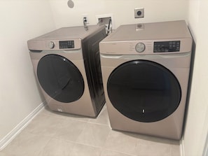 Interior - Nice bed, private bath, safe, pool, AC (Katy)