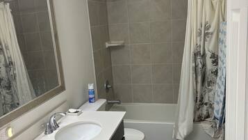 Handdukar, tvål och toalettpapper