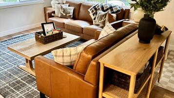 Una Smart TV, una chimenea, videojuegos