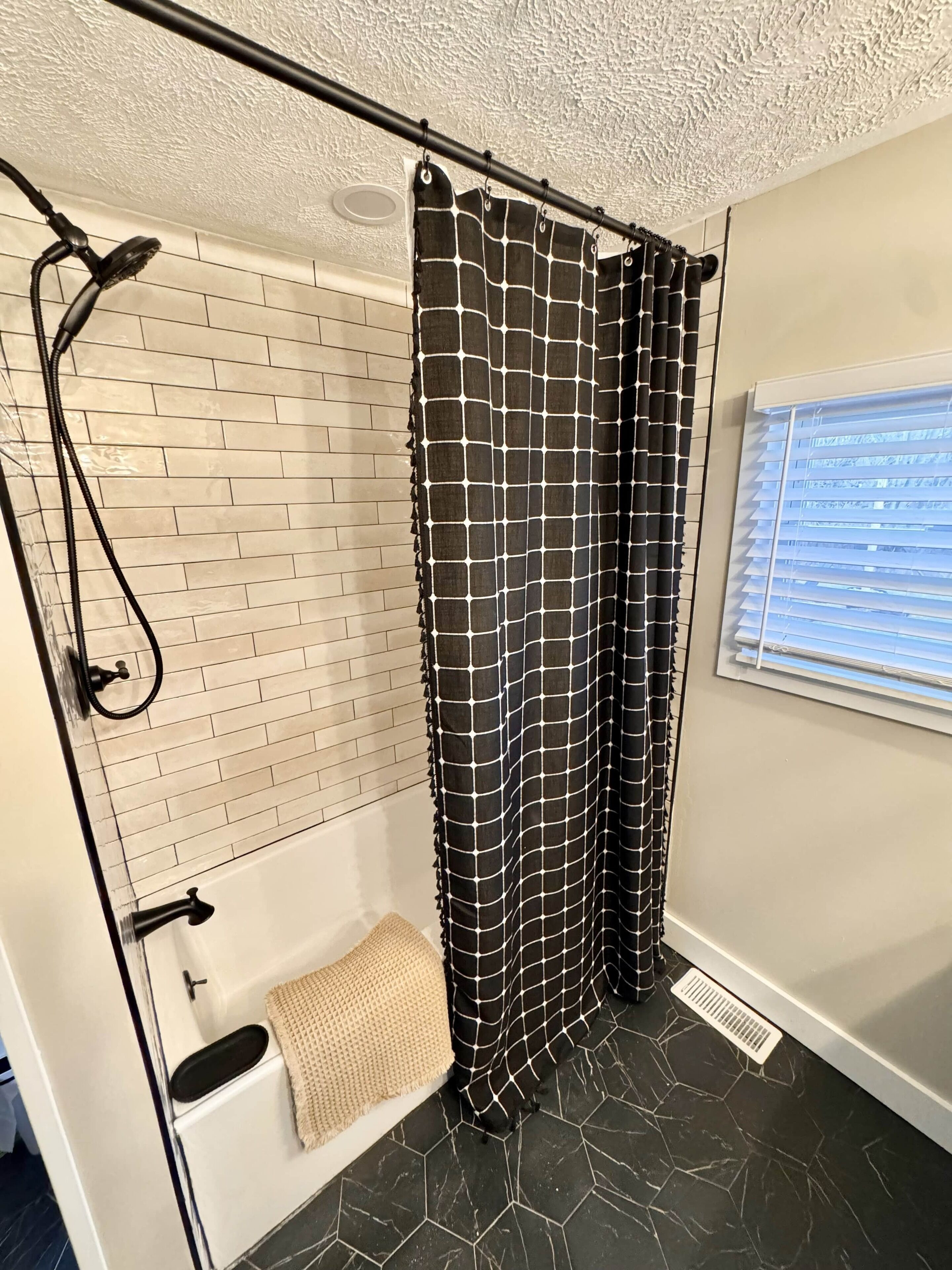 Dusche, Haartrockner, Seife, Toilettenpapier