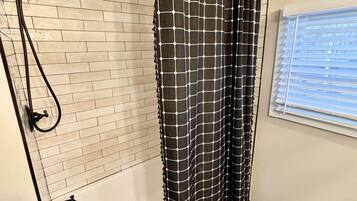 Dusche, Haartrockner, Seife, Toilettenpapier