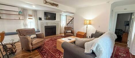 Televisie en een open haard