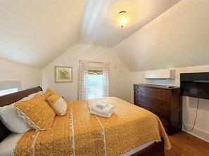 3 bedrooms, WiFi, bed sheets - Shell Yeah! Cape Charles Family-Friendly Retreat Walkable to Town & Beach (Cape Charles)