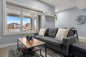 Televisor intel·ligent i llibres 