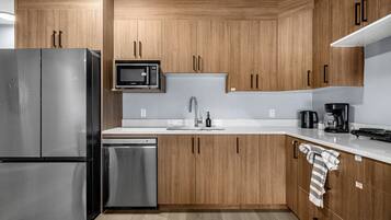 Réfrigérateur, micro-ondes, plaque de cuisson, lave-vaisselle