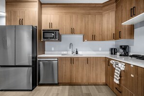 Een koelkast, een microgolfoven, een kookplaat, een vaatwasser