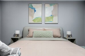 1 bedroom, iron/ironing board, travel cot, free WiFi - 1BR Entertainment Space Projector & Games Room (Airdrie)