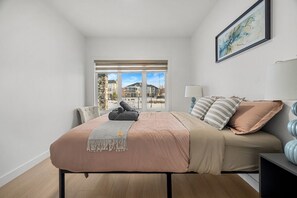 Tabla de planchar con plancha, cuna de viaje, wifi gratis y ropa de cama