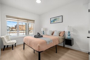 Escritorio, tabla de planchar con plancha, cuna de viaje y wifi 